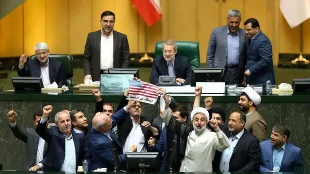 آتش زدن پرچم آمریکا در مجلس ایران