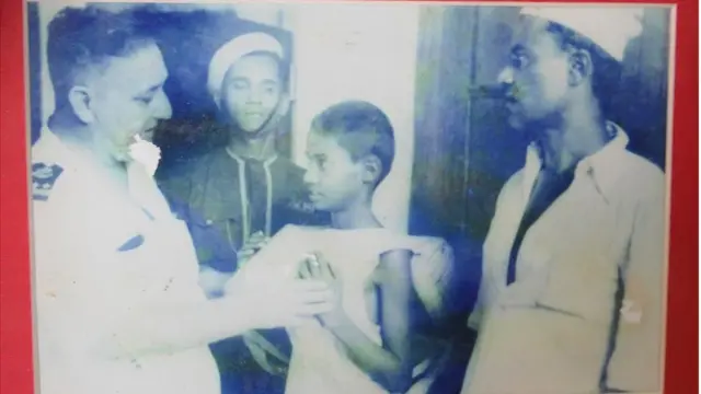 इंग्रज अधिकाऱ्यांनी बारकूशेठ यांचा सत्कार केला होता. हा फोटो त्यांच्या घरामध्ये भिंतीवर फ्रेम करून लावण्यात आला आहे. रामदास बोट, ओंकार करंबेळकर