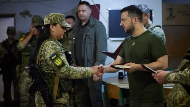 Tổng thống Ukraine Volodymyr Zelensky trong chuyến thăm tới thành phố cảng Mykolaiv, miền Nam Ukraine, ngày 18 tháng 6 năm 2022