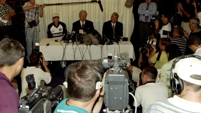 ভারতীয় বুকিদের কাছ থেকে অর্থ নেওয়ার কথা স্বীকার করছেন মার্ক ওয়া ও শেন ওয়ার্ন