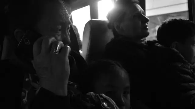 телефондон сүйлөшүп бара жаткан эне