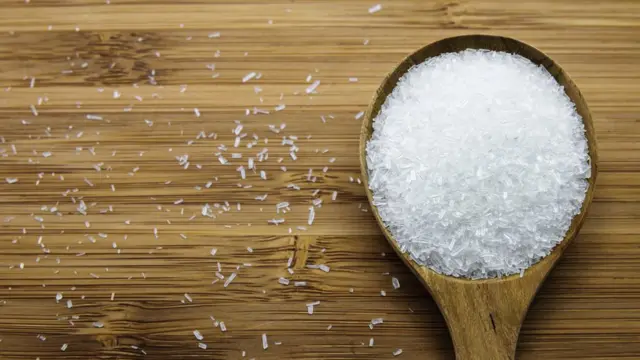 Cucharón con glutamato monosódico