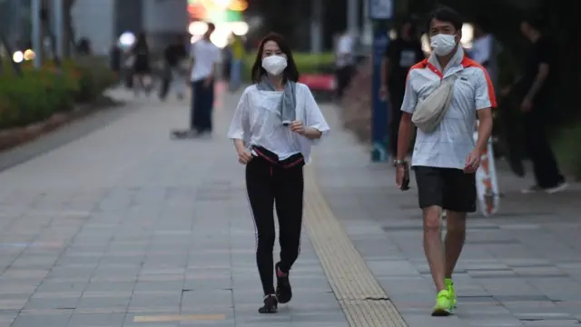 Warga berjalan di trotoar Jalan Sudirman, Jakarta, Rabu (20/10/2021).