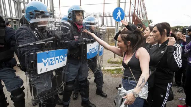 Жены заключенных у тюрьмы, где начался бунт