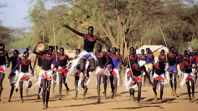 ሱዳናውያን ስደተኞች በካኩማ የስደተኛ ጣብያ ሲደንሱ