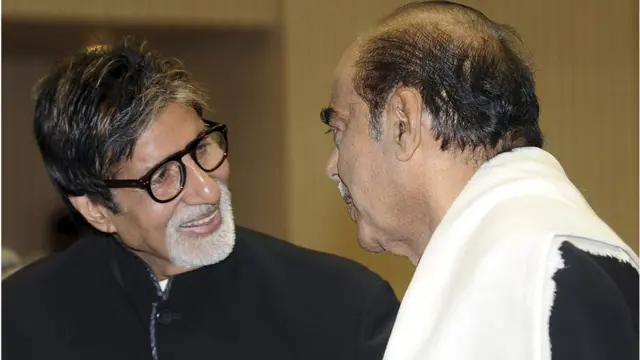 దాదాసాహెబ్ ఫాల్కే అవార్డు అందుకున్న రామానాయుడును అభినందిస్తున్న అమితాబ్ బచ్చన్