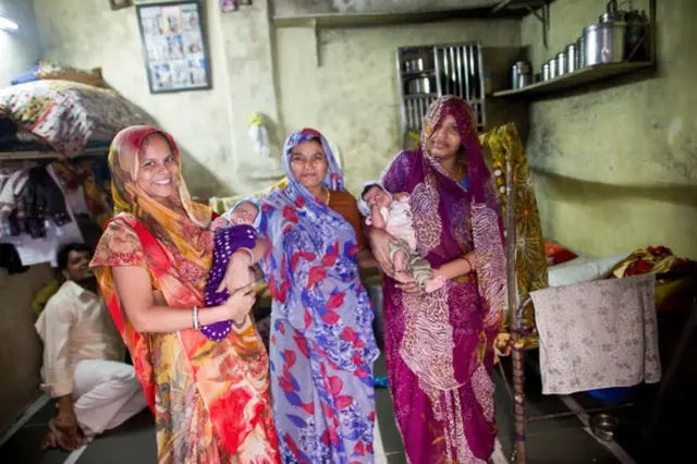 የ17 ዓመቷ ሻንቴልና የ18 ዓመቷ ጃሙና አዲስ የተወለዱ ልጆቻቸውን አቅፈው በመካከል አማታቸው ዳራቪ ትገኛለች።