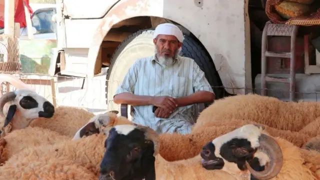 Et ce commerçant de la capitale libyenne, Tripoli, semble détendu mercredi avant la ruée espérée des clients pour l'Aïd. La situation économique, qui s'est progressivement détériorée après les attaques lancées par le Khalifa Haftar, le chef des forces armées illégitimes dans l'est de la Libye, le 4 avril dernier, a également eu un impact négatif sur les ventes des animaux sacrifiés.