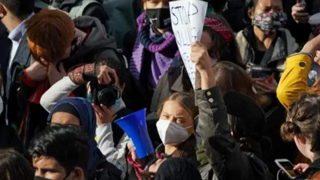 Bugün Glasgow'da yürüyen gençler arasında Greta Thunberg de var