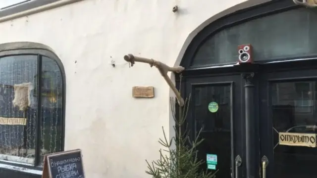 Після зникнення великих літер "НКВД" на стіні залишилася лише маленька табличка зі старою назвою ресторану - "Земля і море"