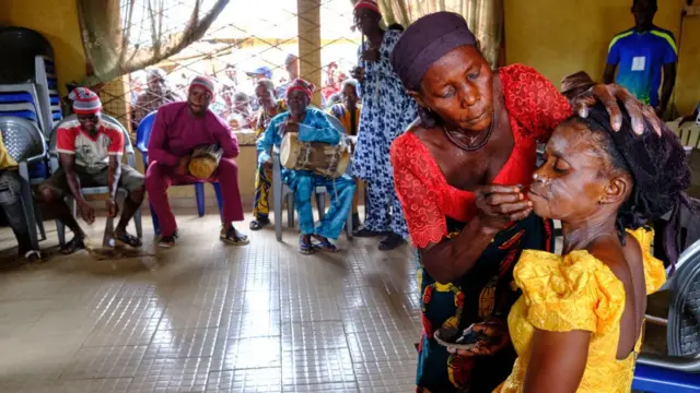 Nwaanyị na-ete nwaanyị ibe ya uhie