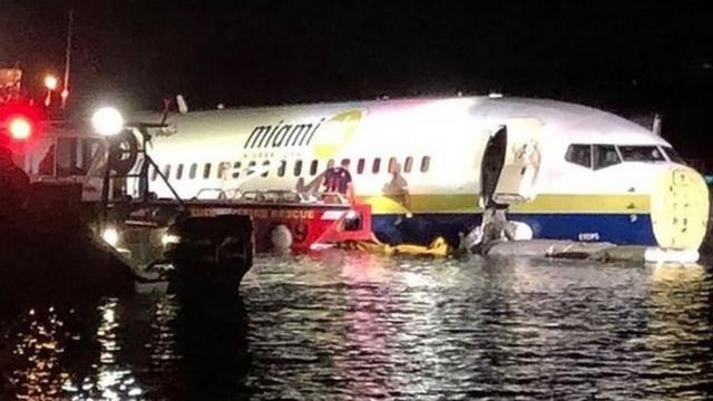 一架波音737包机于美国佛罗里达州在雷雨中降落后滑出跑道，最终冲入一条河里。