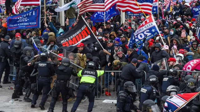 Simpatizantes de Trump enfrentándose con las fuerzas de seguridad frente al Capitolio.