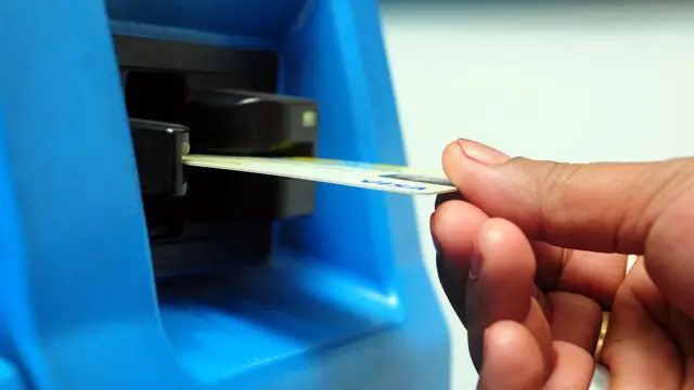 ஏ.டி.எம்மில் நூதன கொள்ளை - ஸ்கிம்மிங் கருவியை கண்டுபிடிப்பது எப்படி?