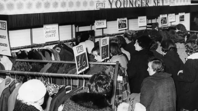 personas comprando en una tienda