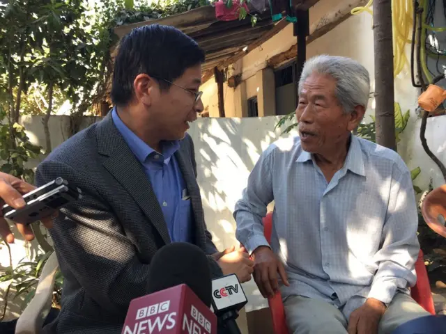 चीनी सैनिक वांग छी से बात करते हुए चीनी अधिकारी