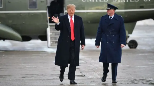 Madaxweyne Donald Trump oo raacaya diyaaradda Air Force One