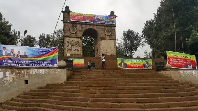 የደብረ ማርቆስ ከተማ መግቢያ በር በተለያዩ መፈክሮች እንዲህ መስሎ ነበር