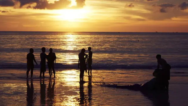 ความงามของพระอาทิตย์ตก เหนือท้องทะเลภูเก็ต