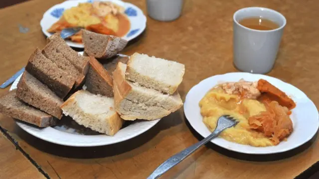 їжа в шкільній їдальні