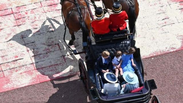 Catherine, duquesa de Cambridge, e os filhos dela, príncipe Louis de Cambridge, príncipe George de Cambridge, princesa Charlotte, de Cambridge e Camilla, duquesa da Cornualha, desfilam em uma carruagem puxada por cavalos