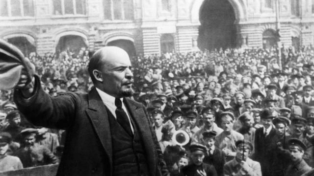 Владимир Ленин на революционном митинге