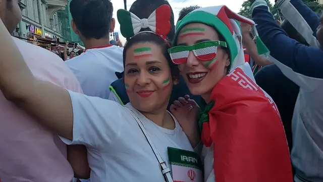 سه‌هزار کیلومتر پرواز کرده‌اند تا وارد استادیوم شوند. اما از پشت این عینک آیا چیزی دیده می‌شود؟