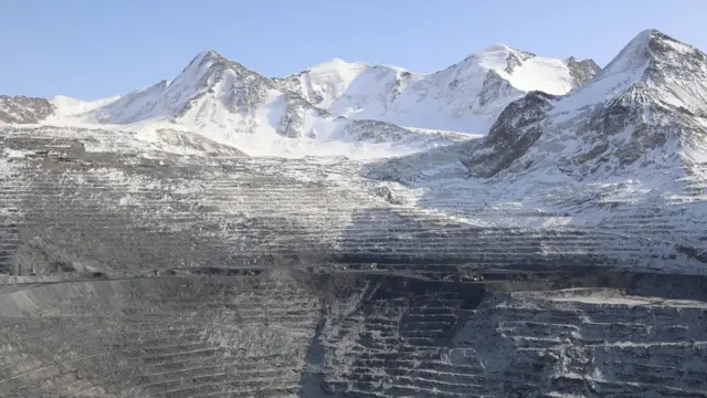 Кумтөр кенинде өндүрүш калдыктары үстүнө төгүлгөндүктөн килейген мөңгүлөр эрип жатканын эколог адистер аныктап чыккан