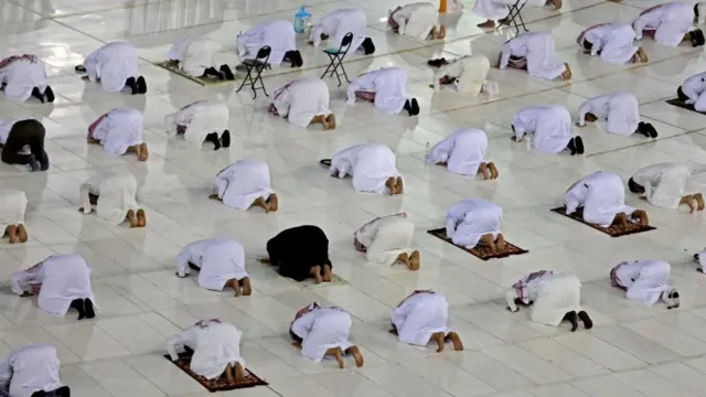 সৌদি আরবে সামাজিক দূরত্ব মেনে মসজিদে নামাজ পড়ছেন মানুষ