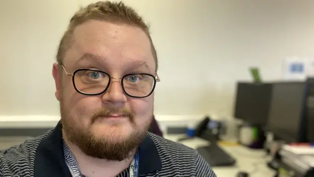 همکاران آدام واتسون از سمتی که به او داده شده بود، ناراضی بودند