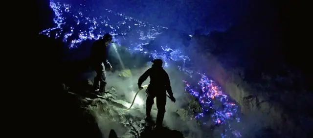 تصویری از رود مواد مذاب در جزیره جاوا در اندونزی، که حاصل سوختن گوگرد در دهانه آتشفشان کاوا ایجن است