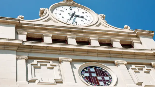 Часы на фасаде Олимпийского стадиона имени Льюиса Компаниса в Барселоне