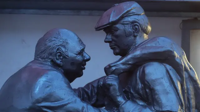 Памятник героям фильма "Афоня" в Ярославле