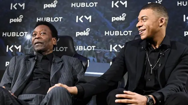 Rei e herdeiro? Pelé é visto aqui com outro homem que venceu a Copa do Mundo quando adolescente, o atacante do PSG e da França Kylian Mbappé