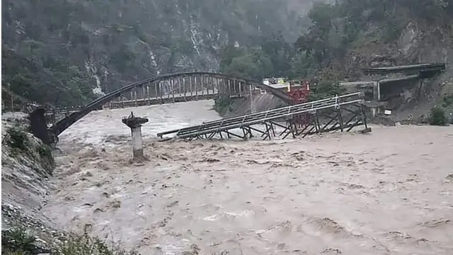 સતત વરસી રહેલા વરસાદ બાદ આવેલા પૂરને પગલે ચંપાવત અને પિથોરાગઢને જોડતો આ પુલ તૂટી પડ્યો હતો.