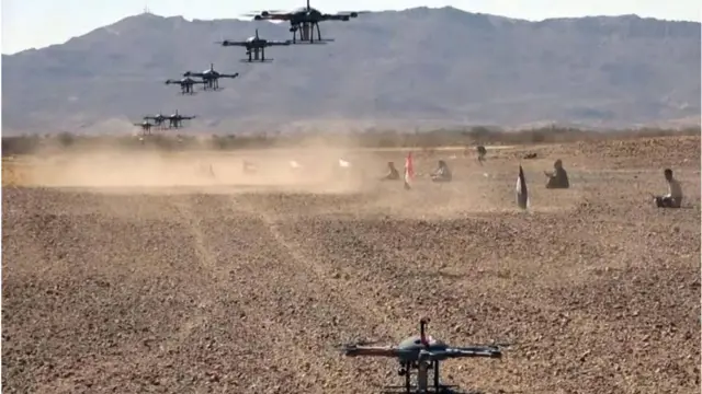 周六，在空襲發生之前，胡塞武裝分子公布了他們進行軍事訓練的照片。