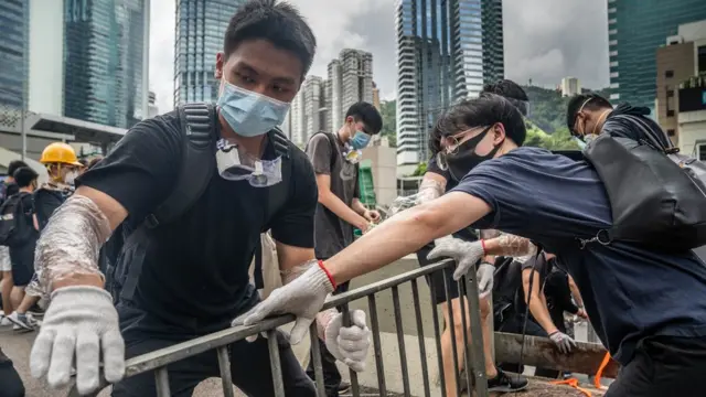 Протестующие используют металлические барьеры, чтобы перекрыть дороги