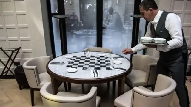 ফ্রান্স প্রথম দেশ যারা সার্ভিস চার্জ চালু করেছে