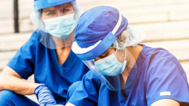Les agents de santé ont l'air épuisés.
