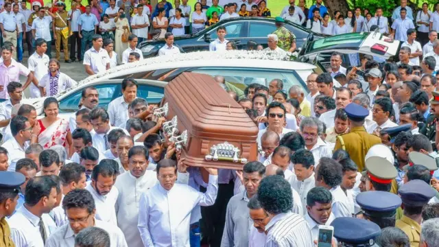 අඩසිය වසක් ඉක්මවූ යුගයක සුභාවිත ගීතයේත් ව්‍යවහාරික සංගීතයේත් පෑ පෙළහර වෙනුවෙන් දෙස් විදෙස් බුහුමනින් පුද ලද පණ්ඩිත් අමරදේවයන් සමුගෙන යන්නේ රටක් හඬවමිනි.