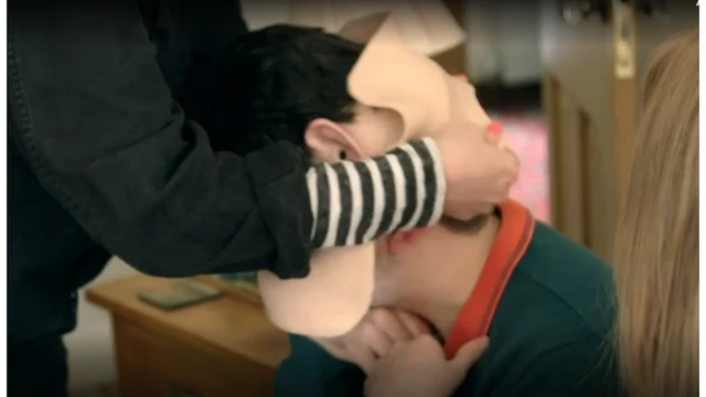 Allex akivalishwa kifaa hicho kitakachomlind dhidi ya jua