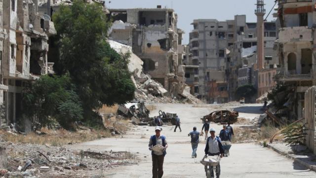 Рабочие пытаются восстановить разрушенный Хомс. июль 2016