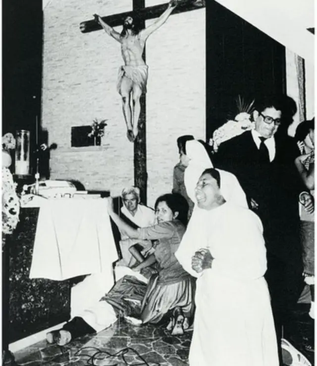 Fotografía momentos después de la muerte de Romero en la capilla de un hospital con enfermos de cáncer.