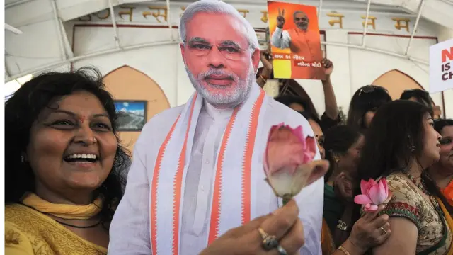 મોદીના કટ આઉટ સાથે તસવીર પડાવી રહેલાં મુસ્લિમ મહિલાની તસવીર