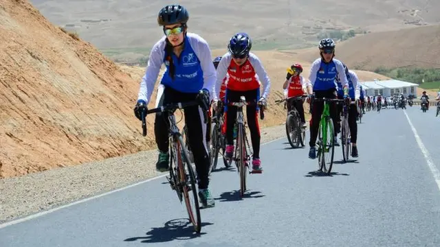 در نبود مربی حرفه‌ای، رخسار مربی هم‌تیمی‌های خود هم بود