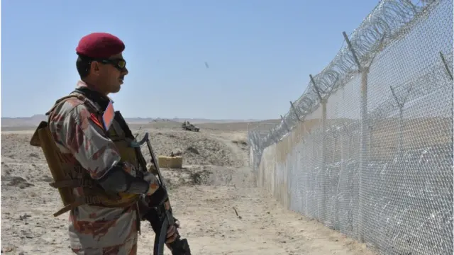 अफ़ग़ानिस्तान डूरंड लाइन को स्वीकार नहीं करता है और तालिबान लड़ाके समय-समय पर पाकिस्तान की तरफ़ से लगाई गईं कंटीली तारों को हटा देते हैं. ये फ़ाइल तस्वीर बलोचिस्तान के क्वेटा के सीमावर्ती इलाक़े की है