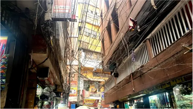 পুরানো ঢাকার যত্রতত্র ছড়িয়ে থাকা তার দুর্ঘটনার ঝুঁকি বাড়ায়।