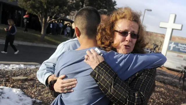 2013 год, после стрельбы в Арапахо, мать обнимает выжившего сына