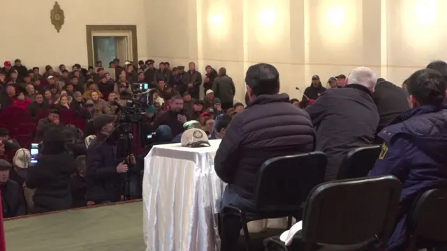 Өкмөт мүчөлөрү катышкан Балыкчы шаарындагы жыйында эл ачуу сын, дооматтарын айтты