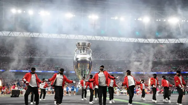 عرض موسيقي راقص في ملعب ويمبلي في يورو 2020